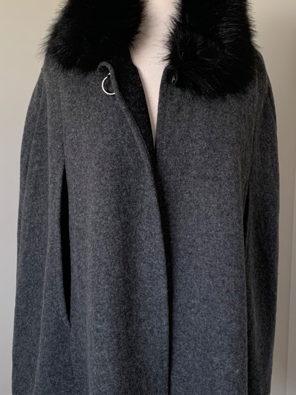 women cape - Picture 6 of 8